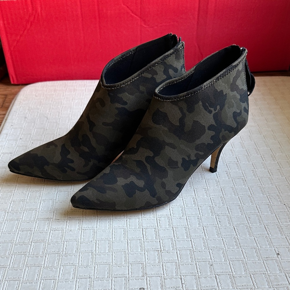 NIB - ALL BLACK - Urban Fab Camouflage Heeled Boots Size 8.5 - Picture 1 of 4